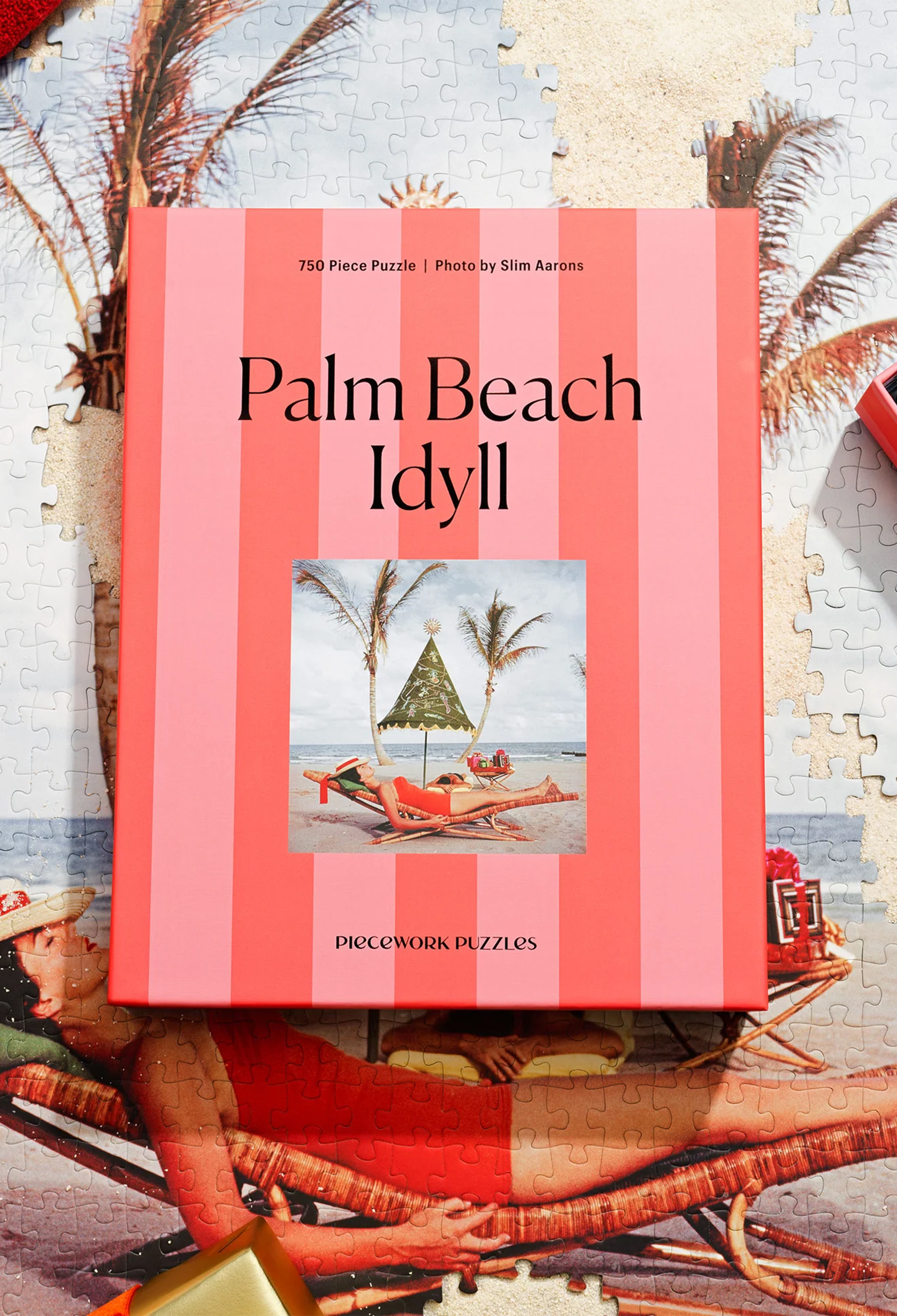 Puzzle box titled 'Palm Beach Idyll' with a beach scene on a striped background