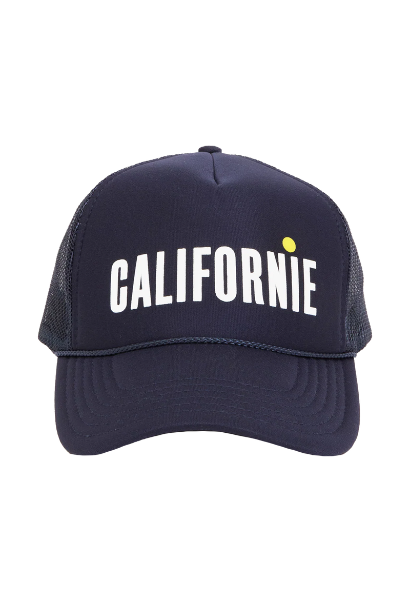 Front of navy trucker hat with californie printed in white. photo on a transparent background 