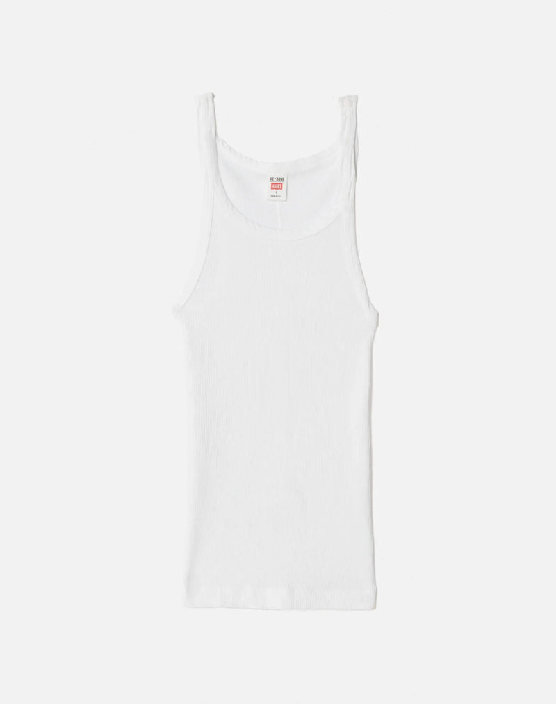 THE RE/DONE RIBBED TEE UP AGAINST A WHITE BACKGROUND. 